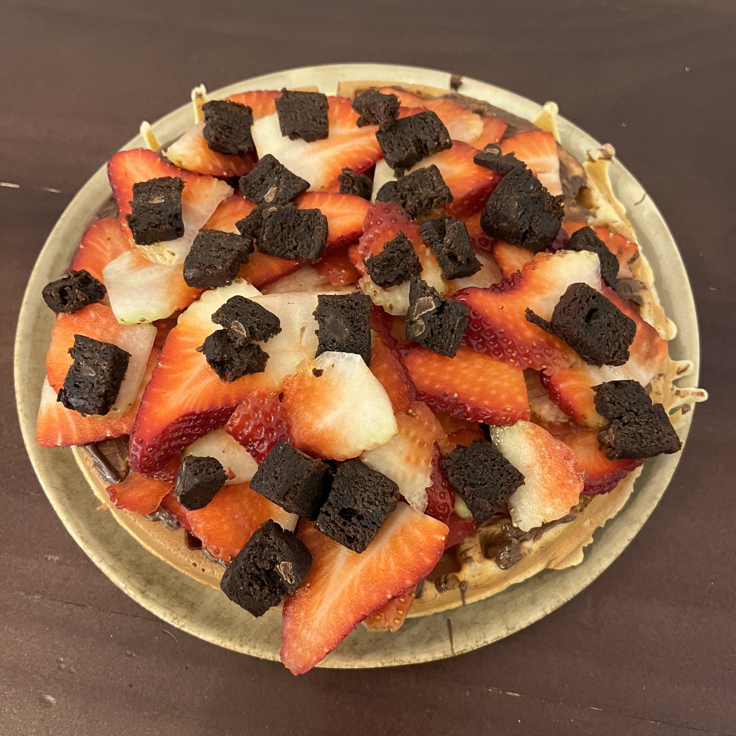 Waffle con Nutella, frutillas y brownie